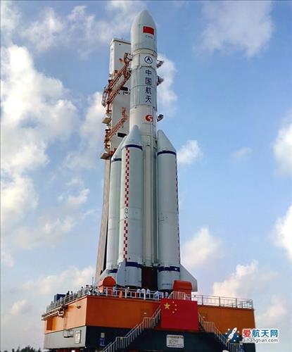 중국이 보유한 최대 로켓 중 하나인 창정-5호.  길이가 56.97ｍ, 본체 직경이 5ｍ다.