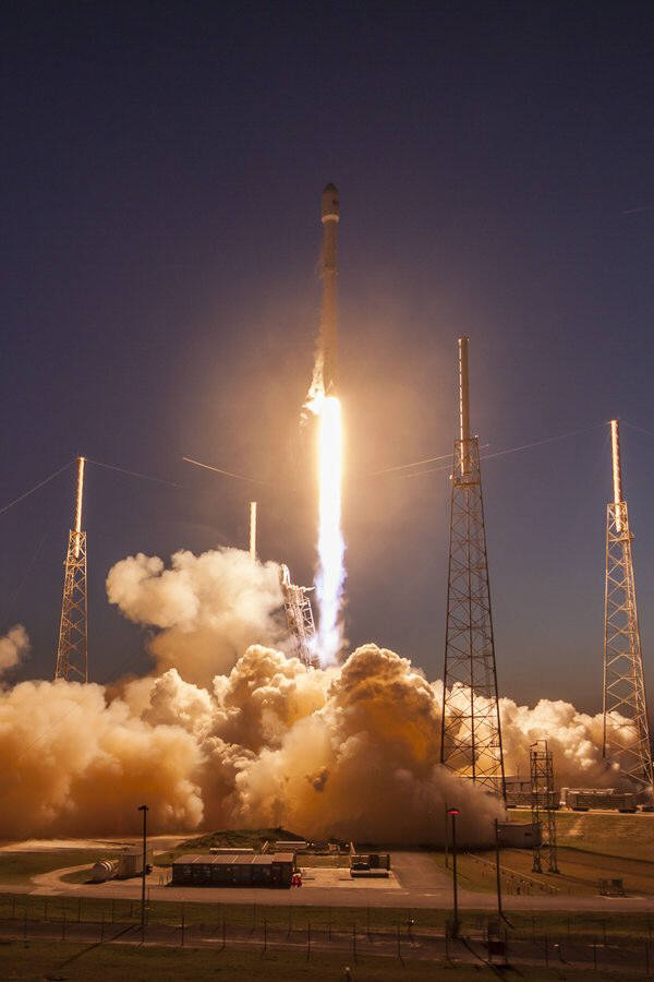 통신위성 SES-9을 실은 팰컨 9 로켓이 우주를 향해 발사되고 있다(출처:스페이스X)