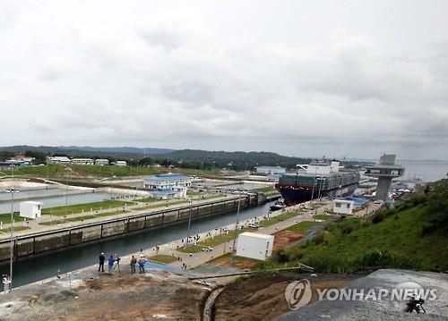 파나마 새 운하 첫 통과 선박인 코스코 쉬핑 파나마호가 아구아 클라라 갑문을 통과하고 있다.[EPA=연합뉴스]