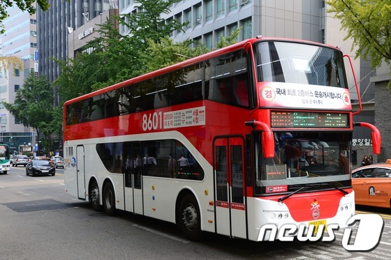 22일 오후 서울 중구 서소문 일대에서 경기도가 광역버스 입석문제를 해결하기 위해 국내에서 처음 도입한 2층 버스가 도로를 달리고 있다. 2015.10.22/뉴스1 © News1 민경석 기자