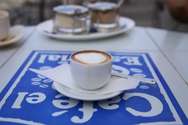 비에하 광장 카페 에스꼬리알의 커피.