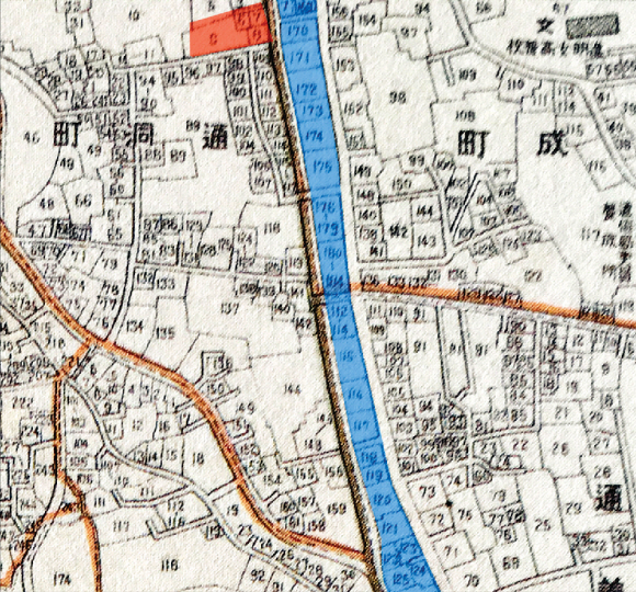 효자아파트 앞 자하문로의 변화를 보여주는 지도. 붉은색이 현 효자 아파트. 푸른색은 원래 있었던 연속 필지들이다. 백운동천, 옥류동천 등이 표현되어 있다. 1936년 대경성전도. 건축가 황두진 제공