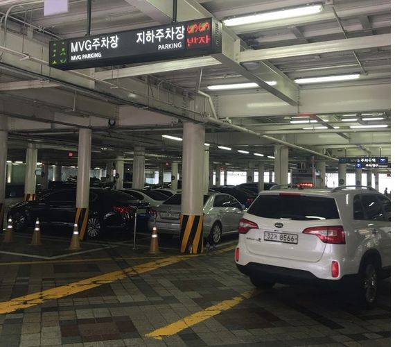 롯데백화점 본점은 우수 고객과 일반고객이 주차장 위치가 다르다. 발레파킹 서비스를 제공받는 MVG는 1·2층에, 일반 고객은 지하 주차장에 차를 세워야 한다.