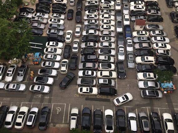 주차난에 시달리는 강남의 오래된 아파트들은 외부 차량의 무단 주차에 대해서도 예민하다. 대치동 은마아파트는 무단 주차를 한 외부 차량에 대해 주차비를 부과하고, 압구정 현대아파트는 족쇄장치를 이용해 단속하고 있다.