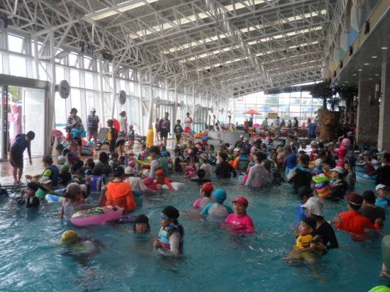 대명리조트 경주가 지역의 다문화가족 66명을 초청해 물놀이 체험행사를 가지고 있다.(사진제공=경주시)