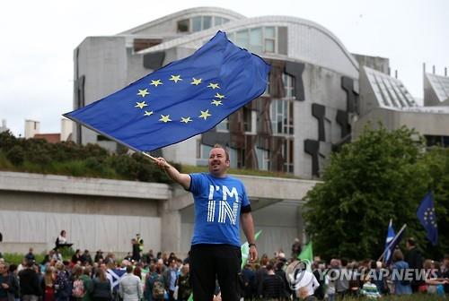 유럽연합 잔류를 외치며 유럽연합 깃발을 흔드는 스코틀랜드 주민