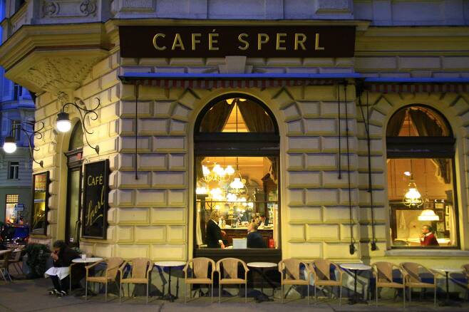 미술사박물관에서 멀지 않은 카페 슈페를은 100년이 훌쩍 넘는 연륜을 뽐낸다.