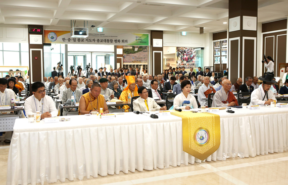 27일 경기도 HWPL 평화연수원에서 `한중일 종교지도자 종교대통합 평화 회의`가 열렸다. 아시아 종교인 120여 명이 참석했다.
