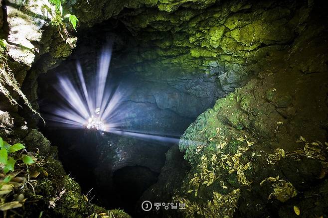 거문오름 탐방로 끄트머리에 있는 35m 깊이의 수직동굴. 제주도 용암동굴 중에서 수직동굴은 드물다. 이 수직동굴에서 솟구쳐 나온 용암이 일대에 20개가 넘는 용암동굴을 만들었다.