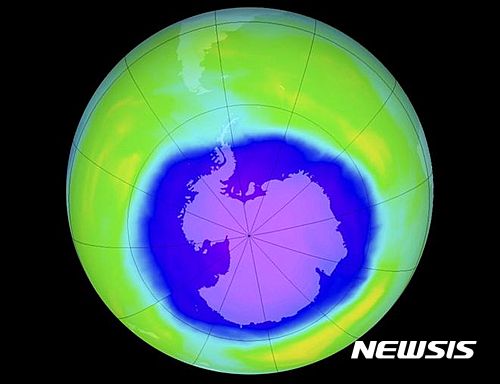 【서울=뉴시스】남극 상공의 오존층 파괴 현상이 처음으로 회복 조짐을 보이고 있다고 과학자들이 밝혔다. 지난해 9월 현재 남극 상공 오존층 구멍의 크기는 2000년에 비해 인도 넓이와 비슷한 400만㎢ 줄어든 것으로 나타났다. <사진 출처 : 英 BBC> 2016.7.1