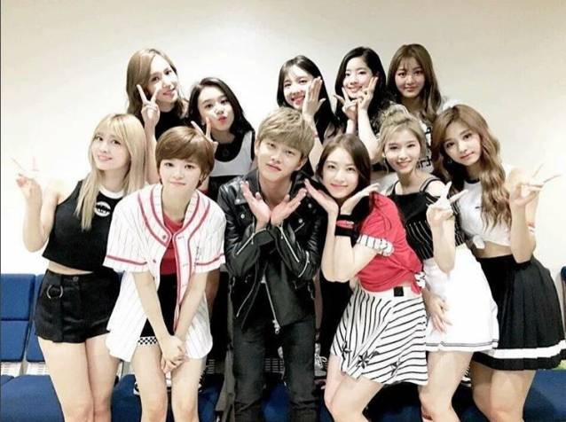 김민석이 공승연, 트와이스 멤버들과 다정한 포즈를 취하고 있다. 사진=김민석 인스타그램 캡처