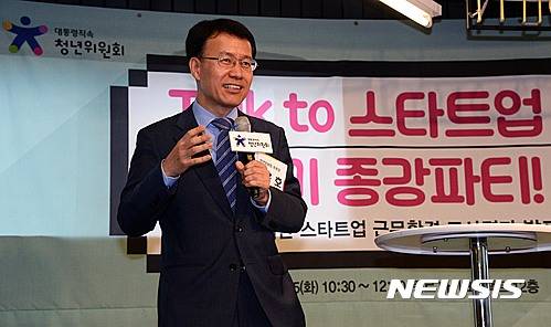 【서울=뉴시스】김선웅 기자 = 5일 오전 서울 종로구 마이크임팩트에서 대통령직속 청년위원회가 주최한 톡투 스타트업 상반기 결산 간담회에서 박용호 청년위원장이 인사말하고 있다. '톡투 스타트업'은 청년들이 유망 스타트업 CEO 및 재직자와 직접 대화하며 대기업과 다른 스타트업 문화를 체험하고 전파하는 프로그램이다. 2016.07.05. mangusta@newsis.com