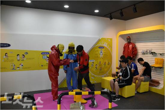 전국 학생교육원 중 최초로 문을 연 울산시교육원 안전체험관. 방사능·화학 체험실에서 학생들이 방사능 유출 등 화학사고 발생시 대처요령에 대해 배우고 있다.