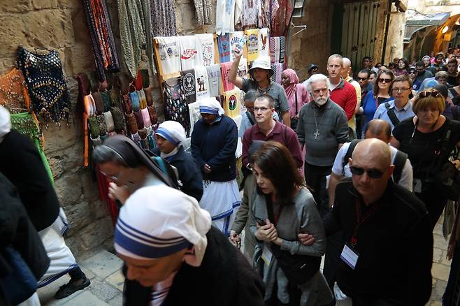 예수가 십자가를 짊어지고 걸어갔던 ‘십자가의 길’을 걸으며 기도하는 순례객들.