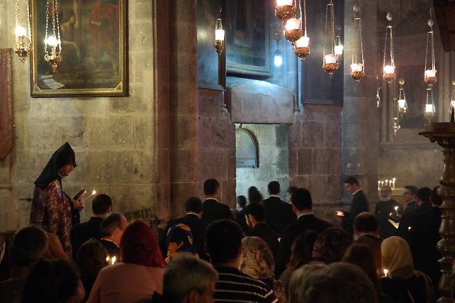 예루살렘의 성묘교회에서 아르메니안 교회의 성직자들과 순례객들이 성가를 부르며 기도하고 있다. 그들은 어떤 마음으로 무엇을 청하고 있을까.