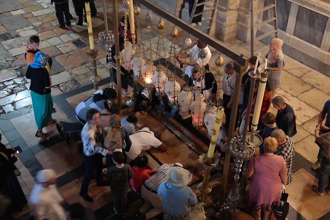 골고다 언덕에 있는 성묘 교회. 십자가에서 내린 예수의 주검을 염할 때 썼다는 돌판이다. 사람들은 그 앞에 무릎을 꿇거나 엎드려서 기도를 했다. 그들의 기도는 뱃고동을 울리며 항구를 떠나갔을까.