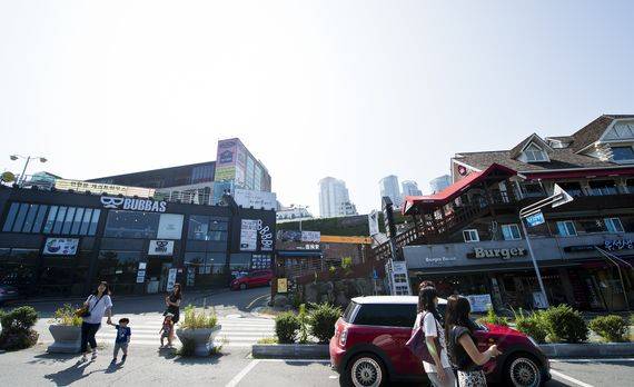 연인들의 데이트 코스인 달맞이고개. 최근 유명 셰프의 레스토랑, 루프탑 카페, 수제버거집과 작은 갤러리들이 자리를 잡았다.