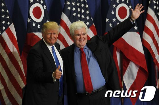 도널드 트럼프 미국 공화당 대선 후보가 6일 (현지시간) 오하이오 주 신시내티의 선거유세에서 뉴트 깅그리치 전 하원 의장을 소개하고 있다. © AFP=뉴스1