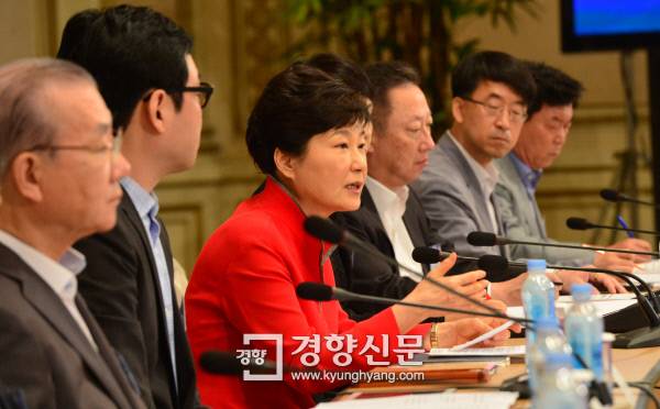 박근혜 대통령이 7일 청와대에서 열린 제10차 무역투자진흥회의에서 모두발언을 하고 있다. 정지윤 기자 color@kyunghyang.com
