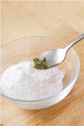 1. 찹쌀가루 1/2컵에 가루 녹차, 소금을 약간 넣어 익반죽하여 작은 크기로 동글동글하게 빚는다.