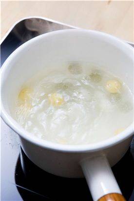 4. 삼생 경단을 끓는 물에 삶는다.