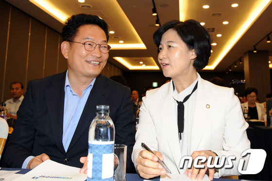 송영길(왼쪽), 추미애 의원./뉴스1 © News1 황희규 기자
