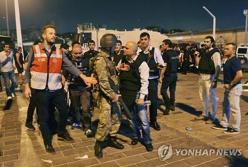 체포되는 쿠데타 가담 군인들(AP=연합뉴스)