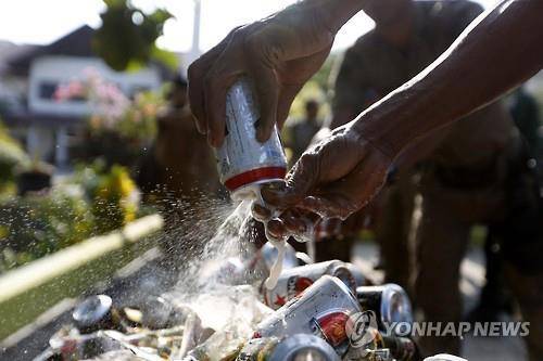 2016.3.7 인도네시아 반다 아체 지역에서 당국이 압수한 불법 주류를 파기하고 있다 (EPA=연합뉴스자료사진)