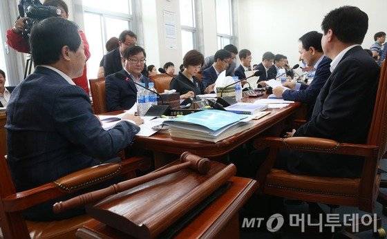 18일 오전 서울 여의도 국회에서 열린 예결위 결산심사소위원회에서 주광덕 위원장이 모두발언하고 있다. 2017.7.18/뉴스1 <저작권자 © 뉴스1코리아, 무단전재 및 재배포 금지>