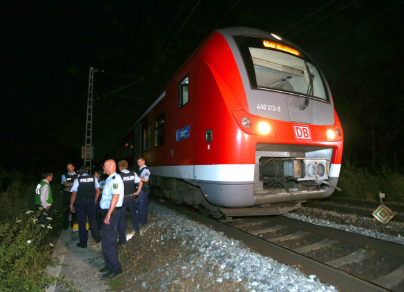 독일 열차 테러 발생···홍콩 일가족 포함 승객 5명 부상 - 지난 18일(현지시간) 독일 남부 바이에른주 뷔르츠부르크에 들어선 통근열차에서 아프가니스탄 출신 난민이 휘두른 도끼에 홍콩 일가족을 포함한 5명이 부상을 당하는 테러 사건이 발생했다. 테러범은 사건 현장 인근에서 마침 작전 중이던 특공대가 추격하자 경찰 공격을 시도하다가 사살됐다. AP연합뉴스