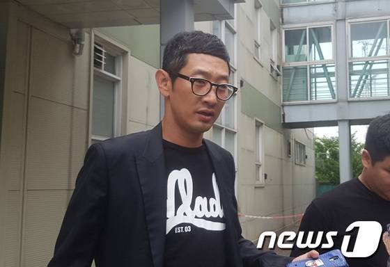 폭행 혐의로 기소된 가수 김창렬씨가 21일 서울동부지법에서 열린 첫 공판을 마친 후 법원을 빠져나오고 있다. © News1