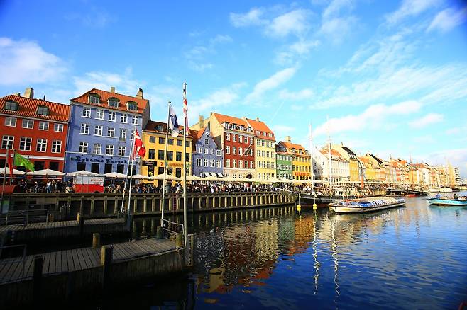 코펜하겐 뉘하운(Nyhavn) 부둣가 노천카페는 여름날 맥주를 마시기에 낭만적인 장소다.