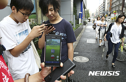 【도쿄=AP/뉴시스】일본 도쿄에서 청소년들이 22일 포켓몬 고 게임을 하고 있다. 포켓몬의 본고장인 일본에서는 이날 포켓몬 고 게임이 정식출시됐다. 2016.07.22