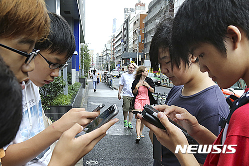 【도쿄=AP/뉴시스】일본 도쿄에서 22일 청소년들이 포켓몬 고 게임을 하고 있다. 포켓몬의 본고장인 일본에서는 이날 포켓몬 고 게임이 정식출시됐다. 2016.07.22