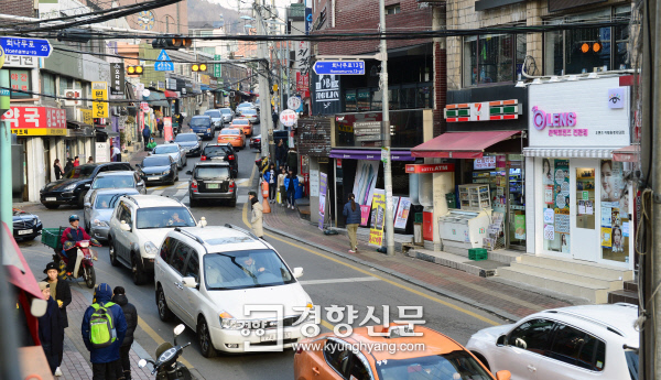 지난해 1월 서울 용산구 경리단길 왕복 2차선 도로에 차량들이 줄지어 서 있다. / 정지윤 기자