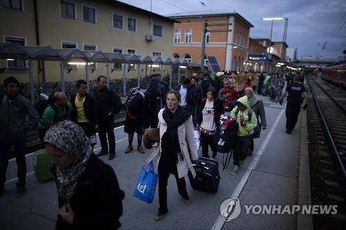 작년 9월 오스트리아-독일 국경에서 뮌헨행 열차를 기다리는 난민들 [AP=연합뉴스] 자료사진