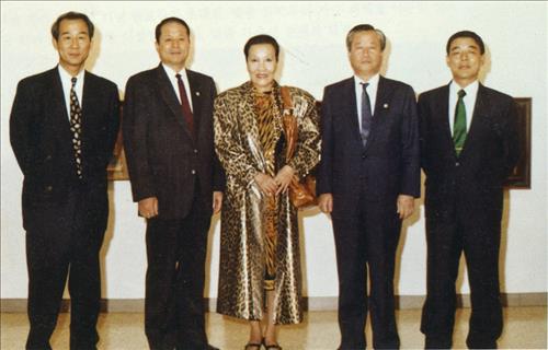 1994년 전시에서 찍은 사진. 사진 맨 왼쪽이 임경식 전 대표, 가운데가 천경자 화백이다. [임경식 전 대표 제공]