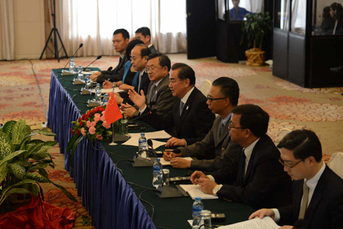 라오스에서 남중국해 관련 외교전에 나선 왕이 중국 외교부장(오른쪽 네번째)    사진 중국 외교부