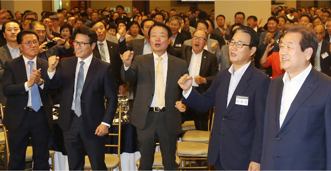김무성 전 대표 당선 2주년 기념행사에 참석한 정병국 의원(앞줄 왼쪽 두 번째). [동아일보]