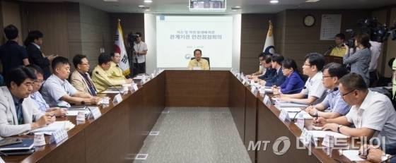 김희겸 국민안전처 재난관리실장이 26일 서울 세종로 정부서울청사에서 열린 부산 울산 가스 및 악취 발생에 따른 관계기관 긴급 안전점검회의를 주재하고 있다. 2016.7.26/뉴스1
