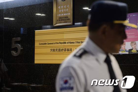 탈북자 망명 신청 보도 이후 28일 주변 경비가 강화된 홍콩 주재 한국 총영사관 로비를 보안요원이 지나가고 있다.. © AFP=뉴스1