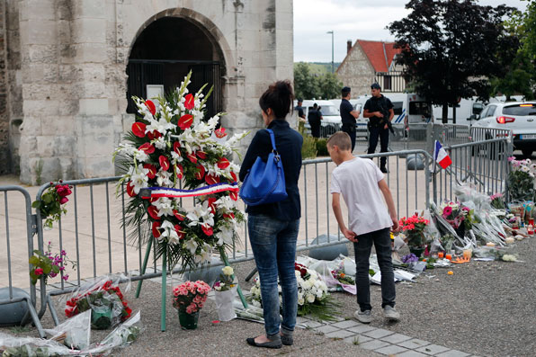신부가 살해된 생테티엔 뒤 루브래 성당에 시민들이 찾아와 추모하고 있다. (사진=AP)