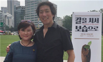 평화의 소녀상’을 제작한 부부 조각가 김운성(오른쪽)·김서경씨. 출처:연합뉴스