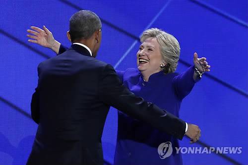 힐러리 지원 위해 전당대회장 찾은 오바마 (필라델피아 AP=연합뉴스) 힐러리 클린턴 미국 민주당 대통령 후보(오른쪽)가 27일(현지시간) 지원 유세를 위해 전당대회장인 펜실베이니아주 필라델피아의 '웰스파고 센터'를 찾은 버락 오바마 대통령을 반갑게 맞으며 포옹하고 있다.