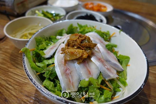 점심 메뉴인 강된장 넣고 비비는 병어회덮밥. 다른 음식점에서 보기 어려운 조합이다.