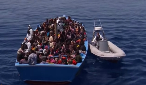 지중해를 표류하다 구조되는 난민들(사진=알자지라 영상 캡처)