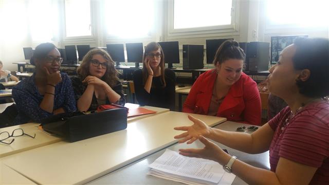프랑스 르아브르에 위치한 클로드모네 고등학교에서 희진 마제(맨 오른쪽) 교사와 학생들이 청년노동인권교육에 대해 이야기하고 있다.