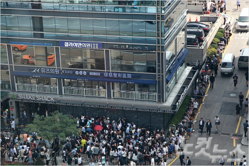 지난 22일 서울 강남대로에 개장한 쉐이크쉑 1호점에서 고객들이 줄을 서서 주문 차례를 기다리고 있다. 사진=SPC제공