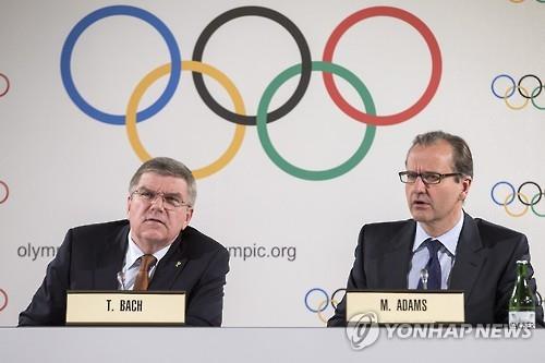 토마스 바흐 IOC 위원장과 마크 애덤스(오른쪽) 대변인. [EPA=연합뉴스]