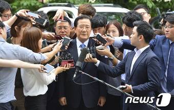 박준영 국민의당 의원(전남 영암·무안·신안)이 1일 오전 구속 전 피의자 심문(영장실질심사)를 받기 위해 서울 양천구 서울남부지법으로 출석하며 취재진의 질의에 답하고 있다. © News1 신웅수 기자